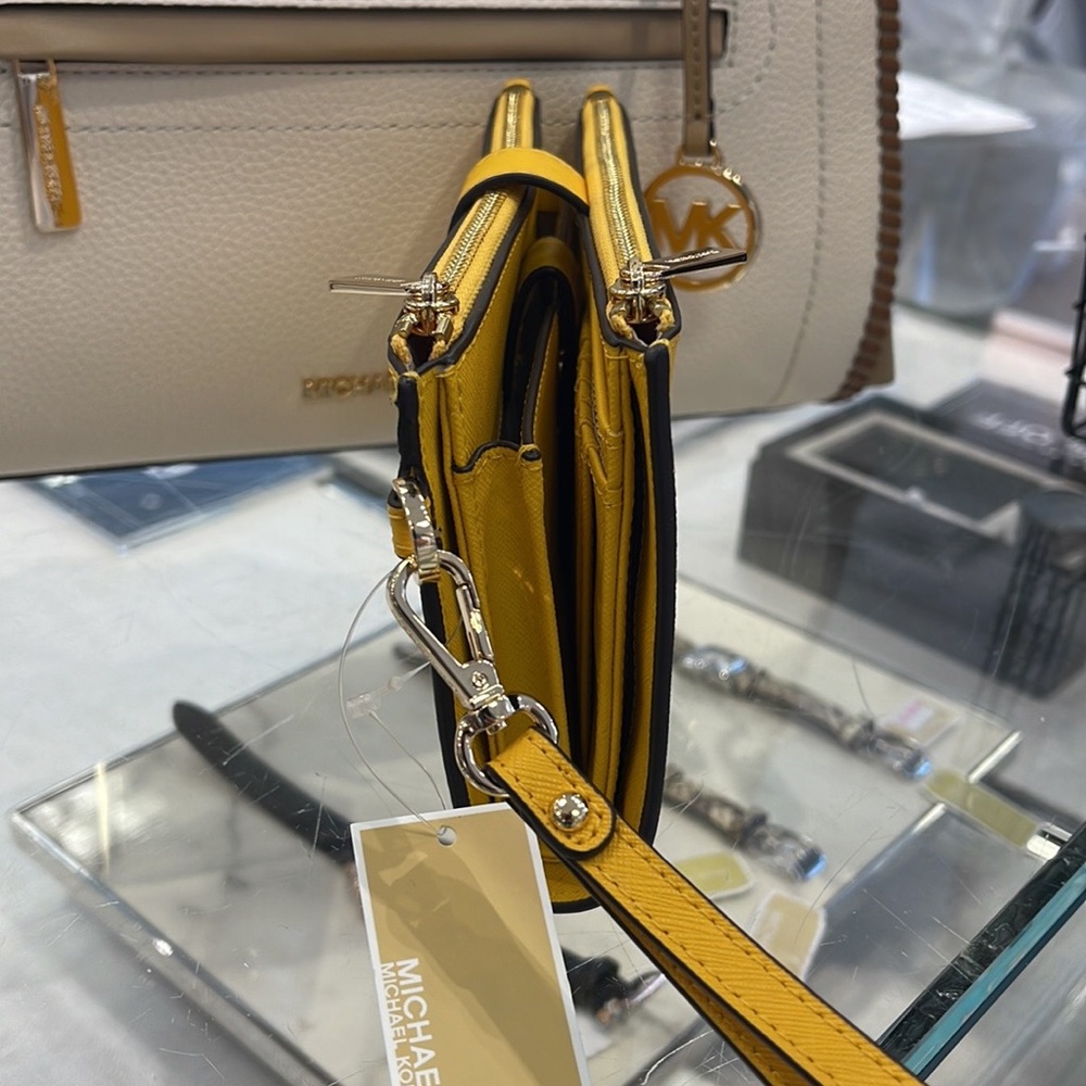 Michael Kors Jet Set Travel Large Double Zip Leather Wristlet phone holder
NWT - Picture 3 of 16
